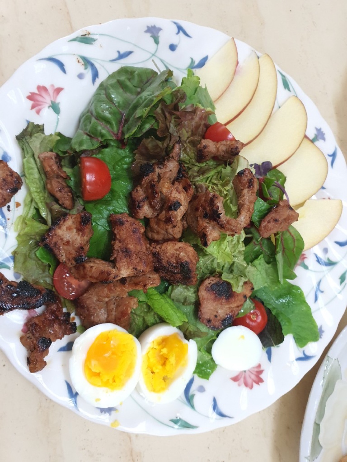 Rice bowl with egg and grilled meat